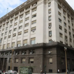 El Gobierno rompió en abril su regla fiscal: cayeron los ingresos, pero subió el gasto público
