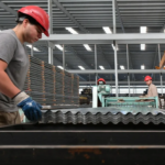 La actividad económica cayó en febrero y marcó su peor baja desde 2023