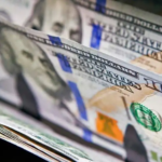 Crece la tensión cambiaria: el dólar oficial quebró el techo de la banda y BCRA debió vender u$s53 millones