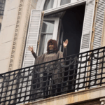 Cristina Kirchner salió a saludar a la militancia