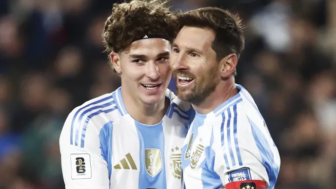 Julián Álvarez se la cedió a LIonel Messi para abrir la cuenta de la Selección.