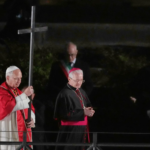 León XIV encabezó un multitudinario Vía Crucis en el Coliseo y pidió por la paz