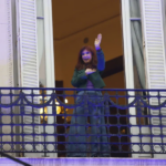 Cristina Kirchner fue advertida por las manifestaciones en la puerta de su casa