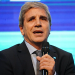 Caputo defendió el rumbo económico y pidió «perderle el miedo al kirchnerismo»