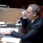 Caso Manuel Adorni: uno de los denunciantes pidió la prisión preventiva del ex jefe de Gabinete o que se le prohíba salir del país