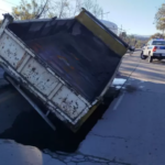 Un camión quedó incrustado tras ceder la calzada en avenida Balbín y complicó el tránsito en Chijra
