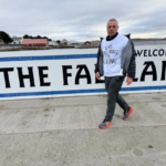 Un veterano de Malvinas volvió a las islas e hizo flamear la bandera argentina